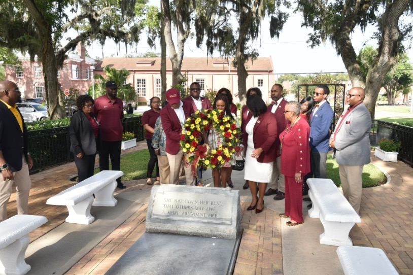 campus-wreath-laying
